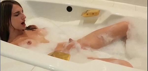  Transwoman in bath pisses in her mouth